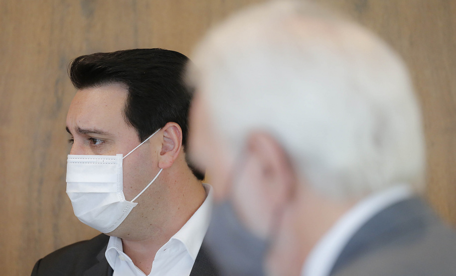 O Paraná vai ampliar as movimentações de granéis sólidos (fertilizantes nitrogenados, fosfatados e potássio) por meio do Porto de Antonina. O governador Carlos Massa Ratinho Junior assinou nesta terça-feira (27), em cerimônia no Palácio Iguaçu, protocolo de intenções com a Interbulk S.A, que prevê a adesão da empresa ao programa de benefícios fiscais do Estado.   Foto : Jonathan Campos / AEN