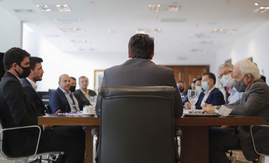 O Paraná vai ampliar as movimentações de granéis sólidos (fertilizantes nitrogenados, fosfatados e potássio) por meio do Porto de Antonina. O governador Carlos Massa Ratinho Junior assinou nesta terça-feira (27), em cerimônia no Palácio Iguaçu, protocolo de intenções com a Interbulk S.A, que prevê a adesão da empresa ao programa de benefícios fiscais do Estado.   Foto : Jonathan Campos / AEN