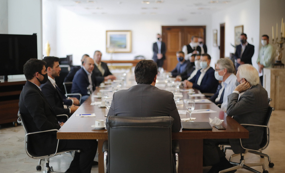 O Paraná vai ampliar as movimentações de granéis sólidos (fertilizantes nitrogenados, fosfatados e potássio) por meio do Porto de Antonina. O governador Carlos Massa Ratinho Junior assinou nesta terça-feira (27), em cerimônia no Palácio Iguaçu, protocolo de intenções com a Interbulk S.A, que prevê a adesão da empresa ao programa de benefícios fiscais do Estado.   Foto : Jonathan Campos / AEN