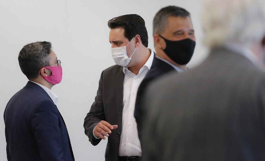 O Paraná vai ampliar as movimentações de granéis sólidos (fertilizantes nitrogenados, fosfatados e potássio) por meio do Porto de Antonina. O governador Carlos Massa Ratinho Junior assinou nesta terça-feira (27), em cerimônia no Palácio Iguaçu, protocolo de intenções com a Interbulk S.A, que prevê a adesão da empresa ao programa de benefícios fiscais do Estado.   Foto : Jonathan Campos / AEN