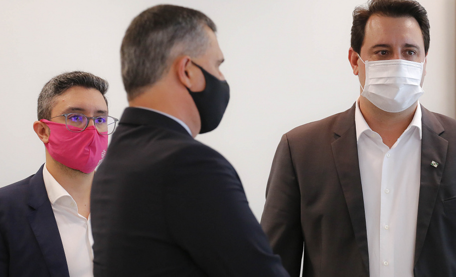 O Paraná vai ampliar as movimentações de granéis sólidos (fertilizantes nitrogenados, fosfatados e potássio) por meio do Porto de Antonina. O governador Carlos Massa Ratinho Junior assinou nesta terça-feira (27), em cerimônia no Palácio Iguaçu, protocolo de intenções com a Interbulk S.A, que prevê a adesão da empresa ao programa de benefícios fiscais do Estado.   Foto : Jonathan Campos / AEN