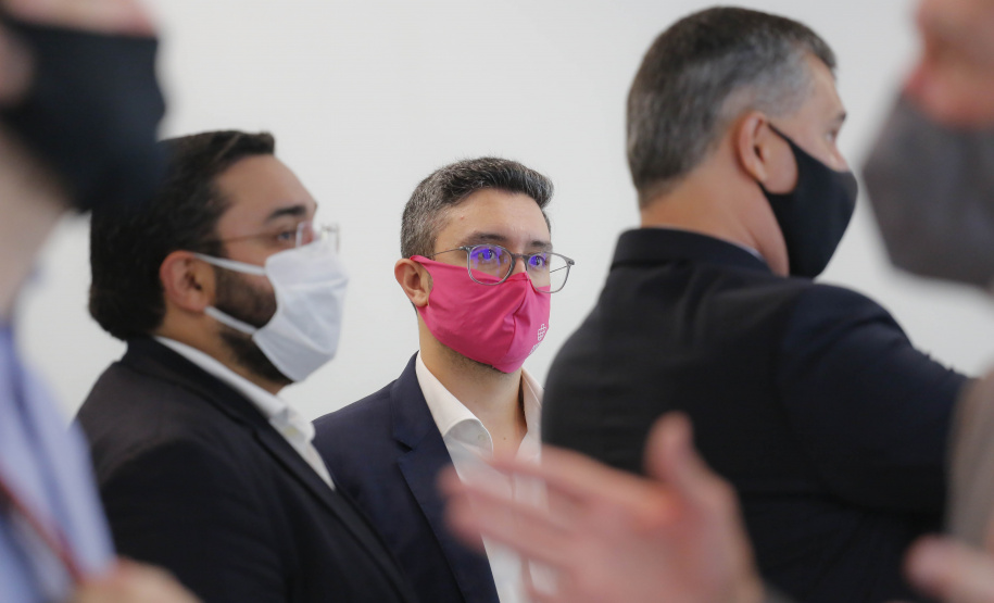 O Paraná vai ampliar as movimentações de granéis sólidos (fertilizantes nitrogenados, fosfatados e potássio) por meio do Porto de Antonina. O governador Carlos Massa Ratinho Junior assinou nesta terça-feira (27), em cerimônia no Palácio Iguaçu, protocolo de intenções com a Interbulk S.A, que prevê a adesão da empresa ao programa de benefícios fiscais do Estado.   Foto : Jonathan Campos / AEN