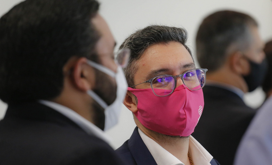 O Paraná vai ampliar as movimentações de granéis sólidos (fertilizantes nitrogenados, fosfatados e potássio) por meio do Porto de Antonina. O governador Carlos Massa Ratinho Junior assinou nesta terça-feira (27), em cerimônia no Palácio Iguaçu, protocolo de intenções com a Interbulk S.A, que prevê a adesão da empresa ao programa de benefícios fiscais do Estado.   Foto : Jonathan Campos / AEN