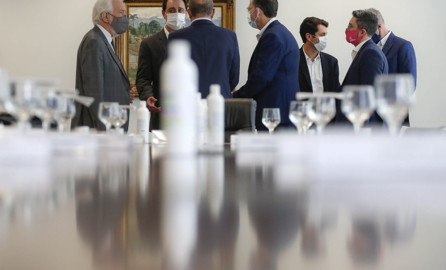 O Paraná vai ampliar as movimentações de granéis sólidos (fertilizantes nitrogenados, fosfatados e potássio) por meio do Porto de Antonina. O governador Carlos Massa Ratinho Junior assinou nesta terça-feira (27), em cerimônia no Palácio Iguaçu, protocolo de intenções com a Interbulk S.A, que prevê a adesão da empresa ao programa de benefícios fiscais do Estado.   Foto : Jonathan Campos / AEN