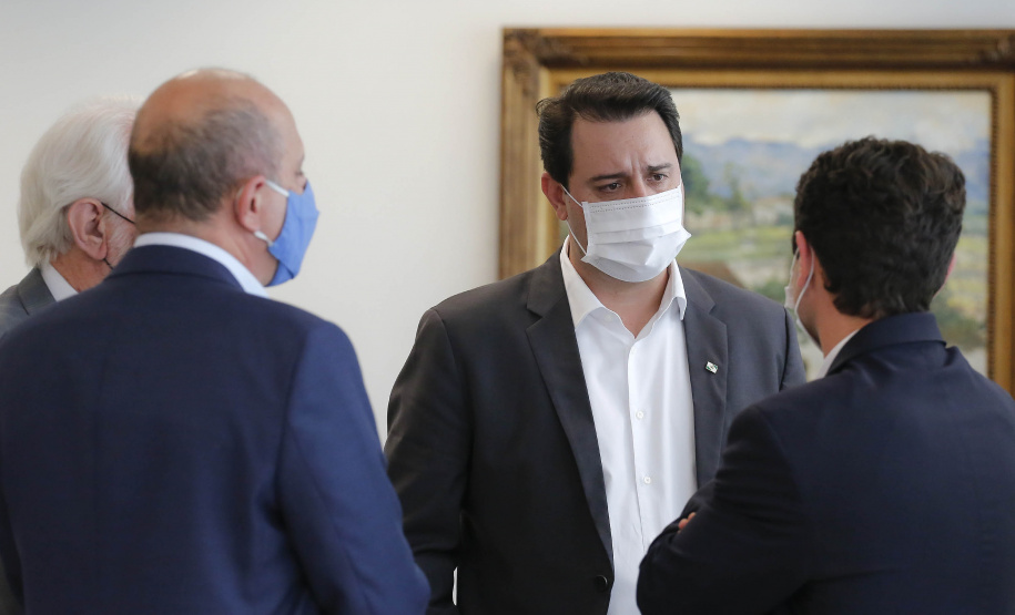 O Paraná vai ampliar as movimentações de granéis sólidos (fertilizantes nitrogenados, fosfatados e potássio) por meio do Porto de Antonina. O governador Carlos Massa Ratinho Junior assinou nesta terça-feira (27), em cerimônia no Palácio Iguaçu, protocolo de intenções com a Interbulk S.A, que prevê a adesão da empresa ao programa de benefícios fiscais do Estado.   Foto : Jonathan Campos / AEN