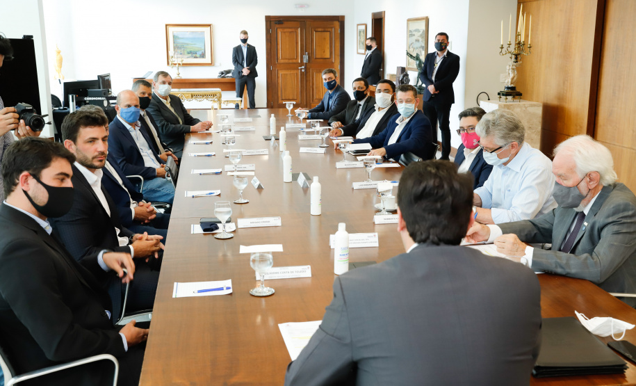 O Paraná vai ampliar as movimentações de granéis sólidos (fertilizantes nitrogenados, fosfatados e potássio) por meio do Porto de Antonina. O governador Carlos Massa Ratinho Junior assinou nesta terça-feira (27), no Palácio Iguaçu, protocolo de intenções com a Interbulk S.A, que prevê a adesão da empresa ao programa de benefícios fiscais do Estado. O investimento privado será de R$ 159,09 milhões.