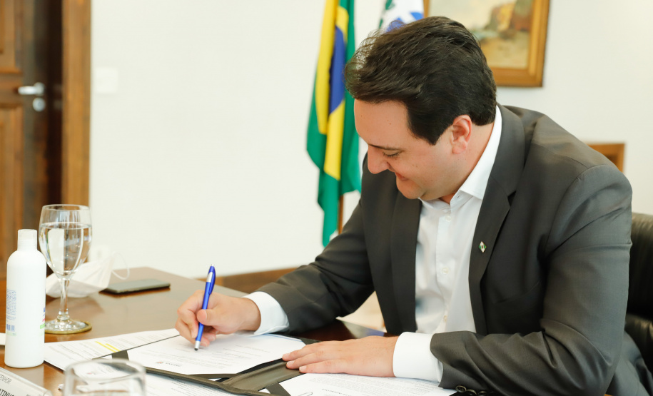 O Paraná vai ampliar as movimentações de granéis sólidos (fertilizantes nitrogenados, fosfatados e potássio) por meio do Porto de Antonina. O governador Carlos Massa Ratinho Junior assinou nesta terça-feira (27), no Palácio Iguaçu, protocolo de intenções com a Interbulk S.A, que prevê a adesão da empresa ao programa de benefícios fiscais do Estado. O investimento privado será de R$ 159,09 milhões.