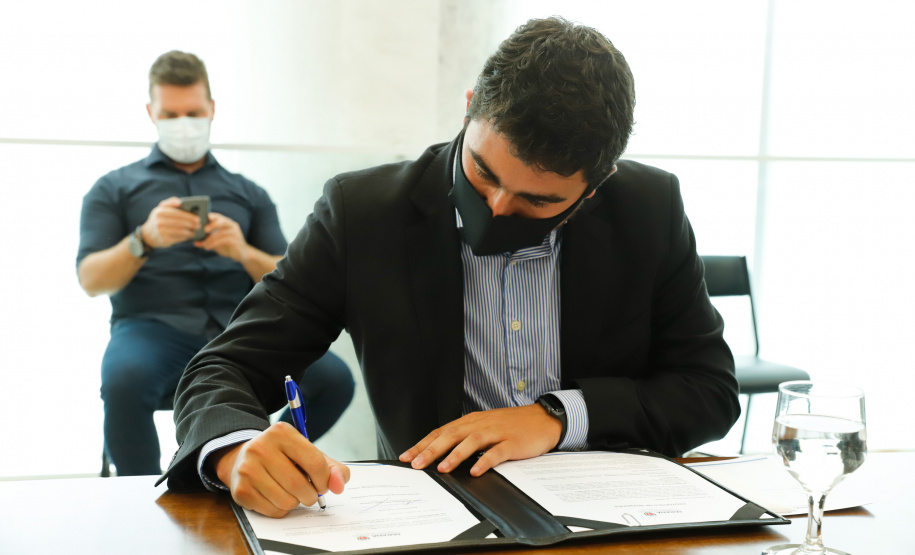 O Paraná vai ampliar as movimentações de granéis sólidos (fertilizantes nitrogenados, fosfatados e potássio) por meio do Porto de Antonina. O governador Carlos Massa Ratinho Junior assinou nesta terça-feira (27), no Palácio Iguaçu, protocolo de intenções com a Interbulk S.A, que prevê a adesão da empresa ao programa de benefícios fiscais do Estado. O investimento privado será de R$ 159,09 milhões.