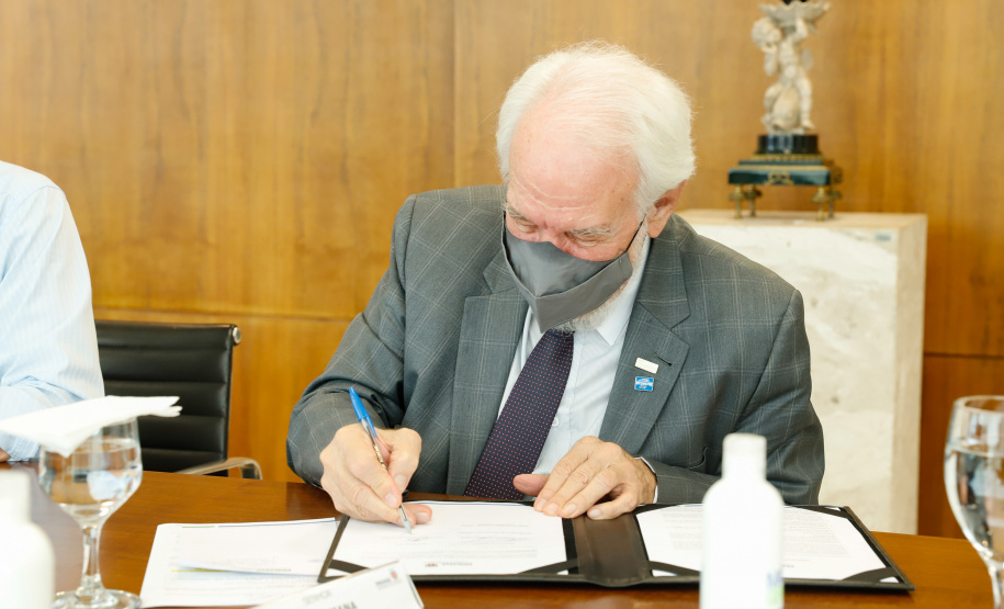 O Paraná vai ampliar as movimentações de granéis sólidos (fertilizantes nitrogenados, fosfatados e potássio) por meio do Porto de Antonina. O governador Carlos Massa Ratinho Junior assinou nesta terça-feira (27), no Palácio Iguaçu, protocolo de intenções com a Interbulk S.A, que prevê a adesão da empresa ao programa de benefícios fiscais do Estado. O investimento privado será de R$ 159,09 milhões.