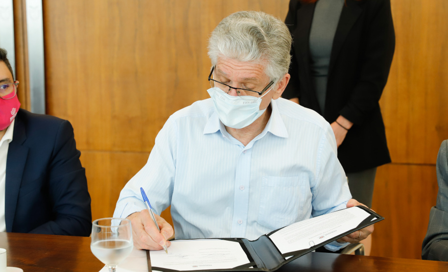 O Paraná vai ampliar as movimentações de granéis sólidos (fertilizantes nitrogenados, fosfatados e potássio) por meio do Porto de Antonina. O governador Carlos Massa Ratinho Junior assinou nesta terça-feira (27), no Palácio Iguaçu, protocolo de intenções com a Interbulk S.A, que prevê a adesão da empresa ao programa de benefícios fiscais do Estado. O investimento privado será de R$ 159,09 milhões.