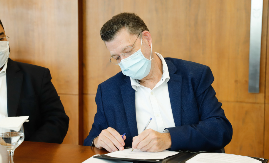 O Paraná vai ampliar as movimentações de granéis sólidos (fertilizantes nitrogenados, fosfatados e potássio) por meio do Porto de Antonina. O governador Carlos Massa Ratinho Junior assinou nesta terça-feira (27), no Palácio Iguaçu, protocolo de intenções com a Interbulk S.A, que prevê a adesão da empresa ao programa de benefícios fiscais do Estado. O investimento privado será de R$ 159,09 milhões.