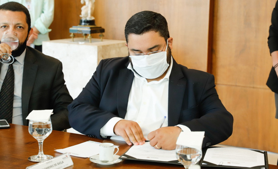 O Paraná vai ampliar as movimentações de granéis sólidos (fertilizantes nitrogenados, fosfatados e potássio) por meio do Porto de Antonina. O governador Carlos Massa Ratinho Junior assinou nesta terça-feira (27), no Palácio Iguaçu, protocolo de intenções com a Interbulk S.A, que prevê a adesão da empresa ao programa de benefícios fiscais do Estado. O investimento privado será de R$ 159,09 milhões.