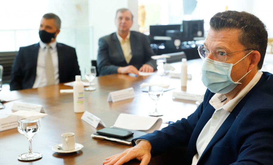 O Paraná vai ampliar as movimentações de granéis sólidos (fertilizantes nitrogenados, fosfatados e potássio) por meio do Porto de Antonina. O governador Carlos Massa Ratinho Junior assinou nesta terça-feira (27), no Palácio Iguaçu, protocolo de intenções com a Interbulk S.A, que prevê a adesão da empresa ao programa de benefícios fiscais do Estado. O investimento privado será de R$ 159,09 milhões.