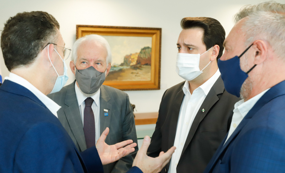 O Paraná vai ampliar as movimentações de granéis sólidos (fertilizantes nitrogenados, fosfatados e potássio) por meio do Porto de Antonina. O governador Carlos Massa Ratinho Junior assinou nesta terça-feira (27), no Palácio Iguaçu, protocolo de intenções com a Interbulk S.A, que prevê a adesão da empresa ao programa de benefícios fiscais do Estado. O investimento privado será de R$ 159,09 milhões.