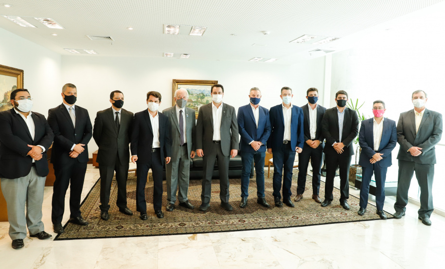 O Paraná vai ampliar as movimentações de granéis sólidos (fertilizantes nitrogenados, fosfatados e potássio) por meio do Porto de Antonina. O governador Carlos Massa Ratinho Junior assinou nesta terça-feira (27), no Palácio Iguaçu, protocolo de intenções com a Interbulk S.A, que prevê a adesão da empresa ao programa de benefícios fiscais do Estado. O investimento privado será de R$ 159,09 milhões.