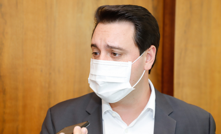 O Paraná vai ampliar as movimentações de granéis sólidos (fertilizantes nitrogenados, fosfatados e potássio) por meio do Porto de Antonina. O governador Carlos Massa Ratinho Junior assinou nesta terça-feira (27), no Palácio Iguaçu, protocolo de intenções com a Interbulk S.A, que prevê a adesão da empresa ao programa de benefícios fiscais do Estado. O investimento privado será de R$ 159,09 milhões.