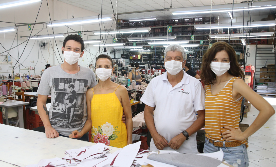 FEITO NO PARANA - Fabrica da Mondress  lingerie de Maringá. Na foto, Gabriel, Ivone, Adilson e Monica.07/10/2020 - Foto: Geraldo Bubniak/AEN