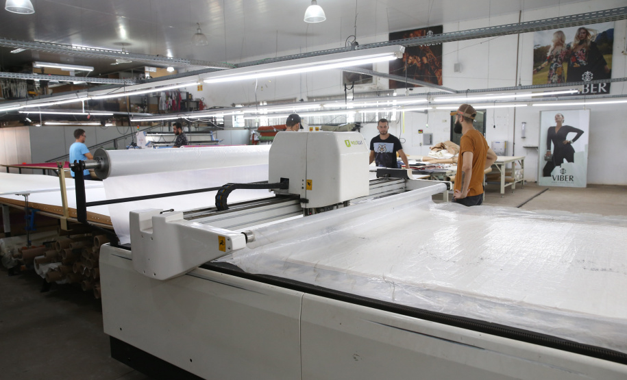 FEITO NO PARANA - Grupo RZM, que produz as marcas moda feminina da Viber e da Luleg na cidade de Cianorte. 08/10/2020 - Foto: Geraldo Bubniak/AEN