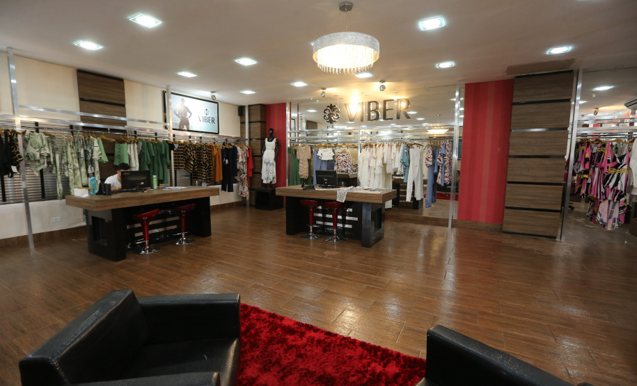 FEITO NO PARANA - Grupo RZM, que produz as marcas moda feminina da Viber e da Luleg na cidade de Cianorte. 08/10/2020 - Foto: Geraldo Bubniak/AEN