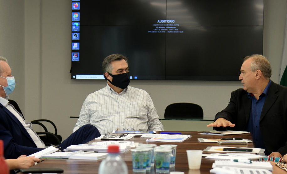 O Programa de Qualificação para os Consórcios Intermunicipais de Saúde (CIS) foi o tema da reunião realizada nesta terça-feira (27), em Curitiba. O encontro reuniu o secretário de Estado da Saúde, Beto Preto, e representantes do Conselho de Secretários Municipais de Saúde (Cosems) e da Associação dos Consórcios e Associações Intermunicipais de Saúde do Paraná (Acispar).Foto: Américo Antonio/SESA