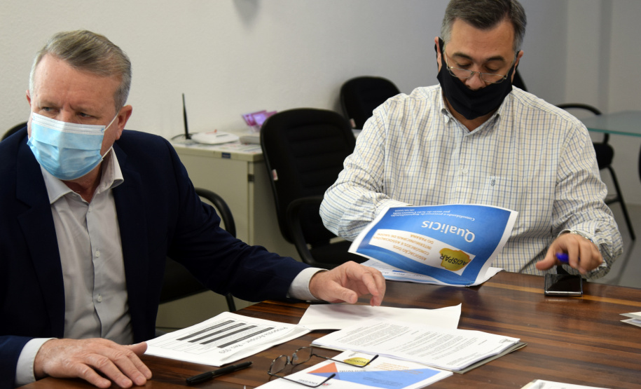 O Programa de Qualificação para os Consórcios Intermunicipais de Saúde (CIS) foi o tema da reunião realizada nesta terça-feira (27), em Curitiba. O encontro reuniu o secretário de Estado da Saúde, Beto Preto, e representantes do Conselho de Secretários Municipais de Saúde (Cosems) e da Associação dos Consórcios e Associações Intermunicipais de Saúde do Paraná (Acispar).Foto: Américo Antonio/SESA