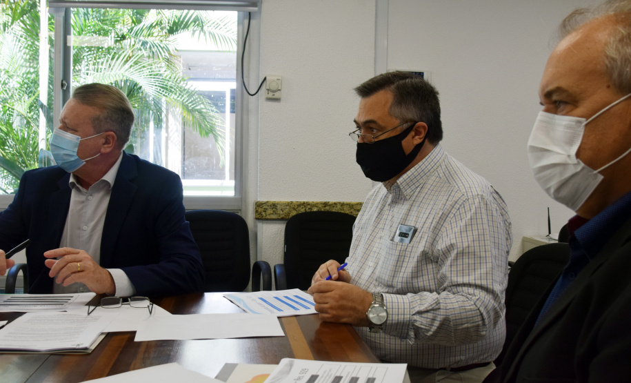 O Programa de Qualificação para os Consórcios Intermunicipais de Saúde (CIS) foi o tema da reunião realizada nesta terça-feira (27), em Curitiba. O encontro reuniu o secretário de Estado da Saúde, Beto Preto, e representantes do Conselho de Secretários Municipais de Saúde (Cosems) e da Associação dos Consórcios e Associações Intermunicipais de Saúde do Paraná (Acispar).Foto: Américo Antonio/SESA