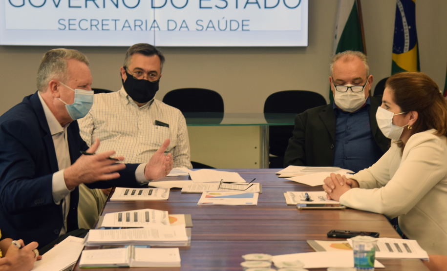 O Programa de Qualificação para os Consórcios Intermunicipais de Saúde (CIS) foi o tema da reunião realizada nesta terça-feira (27), em Curitiba. O encontro reuniu o secretário de Estado da Saúde, Beto Preto, e representantes do Conselho de Secretários Municipais de Saúde (Cosems) e da Associação dos Consórcios e Associações Intermunicipais de Saúde do Paraná (Acispar).Foto: Américo Antonio/SESA