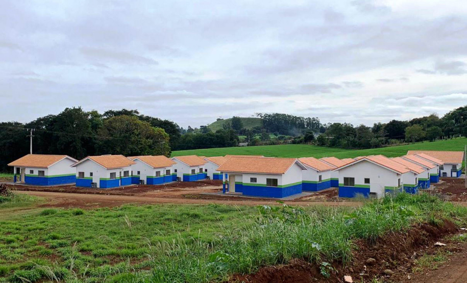 Vinte famílias que viviam em situação precária no em Boa Vista da Aparecida, município da região Oeste do Paraná, receberam as chaves da casa própria. A entrega das moradias, nesta terça-feira (27), contou com a participação de representantes do Governo do Estado, prefeitura e da Itaipu Binacional, que foram parceiros na viabilização do projeto que somou cerca de R$ 1,3 milhão de investimentos. Foto: Cohapar