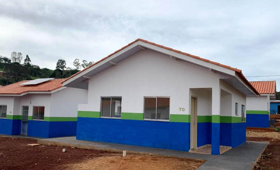 Vinte famílias que viviam em situação precária no em Boa Vista da Aparecida, município da região Oeste do Paraná, receberam as chaves da casa própria. A entrega das moradias, nesta terça-feira (27), contou com a participação de representantes do Governo do Estado, prefeitura e da Itaipu Binacional, que foram parceiros na viabilização do projeto que somou cerca de R$ 1,3 milhão de investimentos. Foto: Cohapar