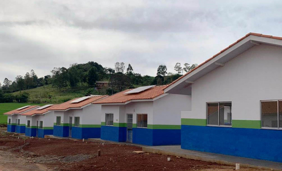 Vinte famílias que viviam em situação precária no em Boa Vista da Aparecida, município da região Oeste do Paraná, receberam as chaves da casa própria. A entrega das moradias, nesta terça-feira (27), contou com a participação de representantes do Governo do Estado, prefeitura e da Itaipu Binacional, que foram parceiros na viabilização do projeto que somou cerca de R$ 1,3 milhão de investimentos. Foto: Cohapar