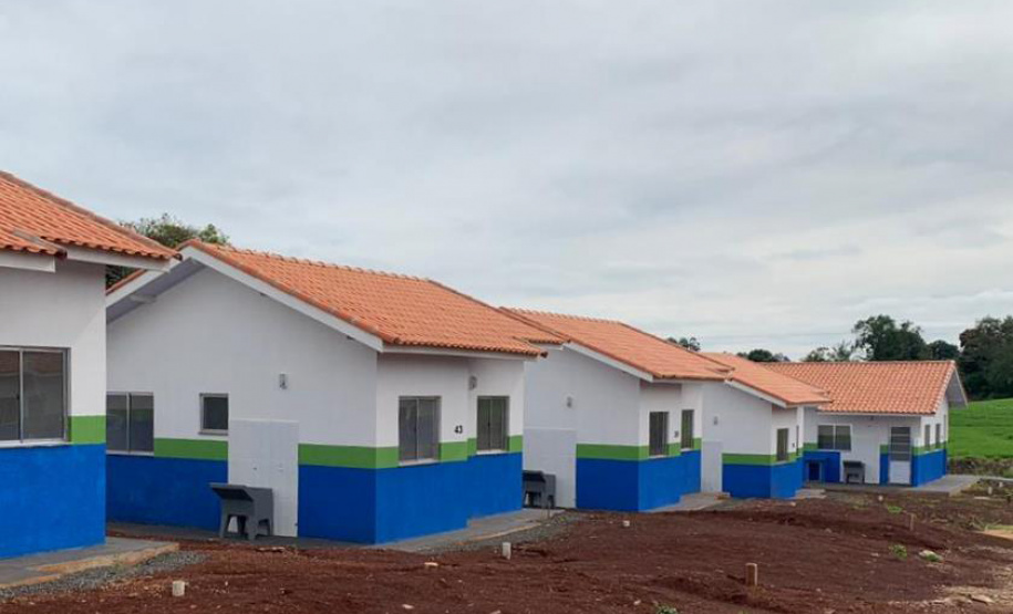 Vinte famílias que viviam em situação precária no em Boa Vista da Aparecida, município da região Oeste do Paraná, receberam as chaves da casa própria. A entrega das moradias, nesta terça-feira (27), contou com a participação de representantes do Governo do Estado, prefeitura e da Itaipu Binacional, que foram parceiros na viabilização do projeto que somou cerca de R$ 1,3 milhão de investimentos. Foto: Cohapar