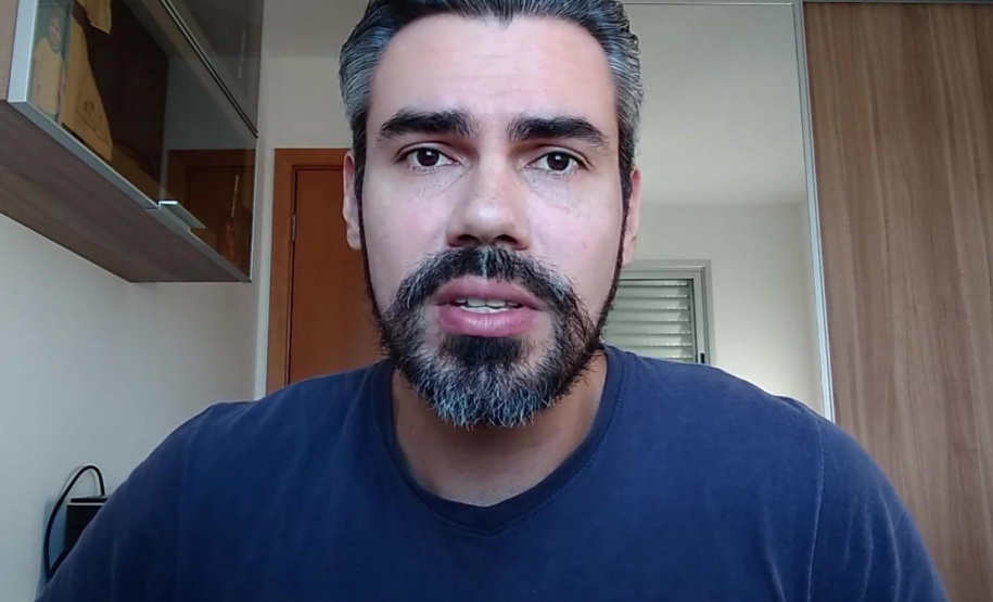 O professor Sylvio Barbon Júnior, do Departamento de Computação, explica que a funcionalidade do chat é bem simples. O usuário envia uma pergunta escrita ou por áudio e, em segundos, a inteligência artificial do programa interpreta a mensagem, acessa bancos de dados oficiais e fornece a resposta. Após seis meses de criação, a média de atendimentos é de 30 por dia. Foto:UEL