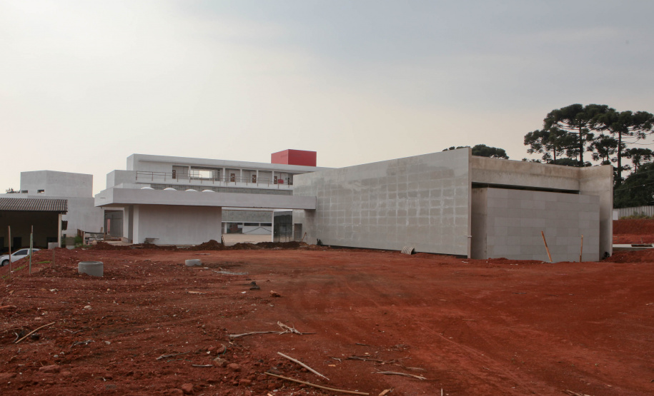 Escola O quadrado perfeito da estrutura física da Escola de Formação dos Bombeiros, tal qual um Mondrian (pintor neerlandês modernista), é o que ajuda a explicar a dimensão do projeto que está sendo executado dentro da Academia Policial Militar do Guatupê, em São José dos Pinhais, na Região Metropolitana de Curitiba. Foto: Ari dias/AEN..