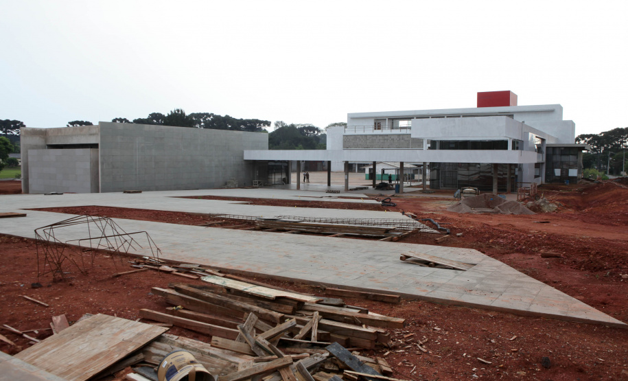 Escola O quadrado perfeito da estrutura física da Escola de Formação dos Bombeiros, tal qual um Mondrian (pintor neerlandês modernista), é o que ajuda a explicar a dimensão do projeto que está sendo executado dentro da Academia Policial Militar do Guatupê, em São José dos Pinhais, na Região Metropolitana de Curitiba. Foto: Ari dias/AEN.