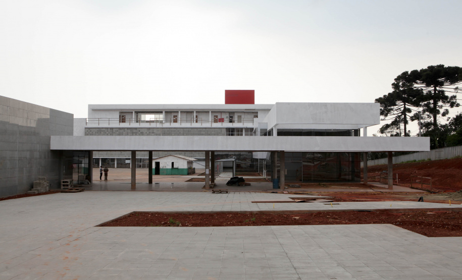 Escola O quadrado perfeito da estrutura física da Escola de Formação dos Bombeiros, tal qual um Mondrian (pintor neerlandês modernista), é o que ajuda a explicar a dimensão do projeto que está sendo executado dentro da Academia Policial Militar do Guatupê, em São José dos Pinhais, na Região Metropolitana de Curitiba. Foto: Ari dias/AEN.