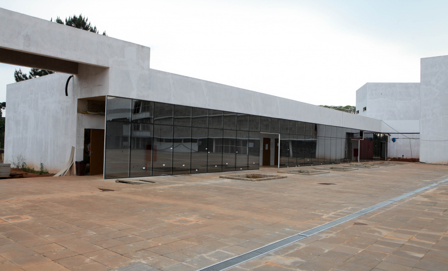 Escola O quadrado perfeito da estrutura física da Escola de Formação dos Bombeiros, tal qual um Mondrian (pintor neerlandês modernista), é o que ajuda a explicar a dimensão do projeto que está sendo executado dentro da Academia Policial Militar do Guatupê, em São José dos Pinhais, na Região Metropolitana de Curitiba. Foto: Ari dias/AEN.