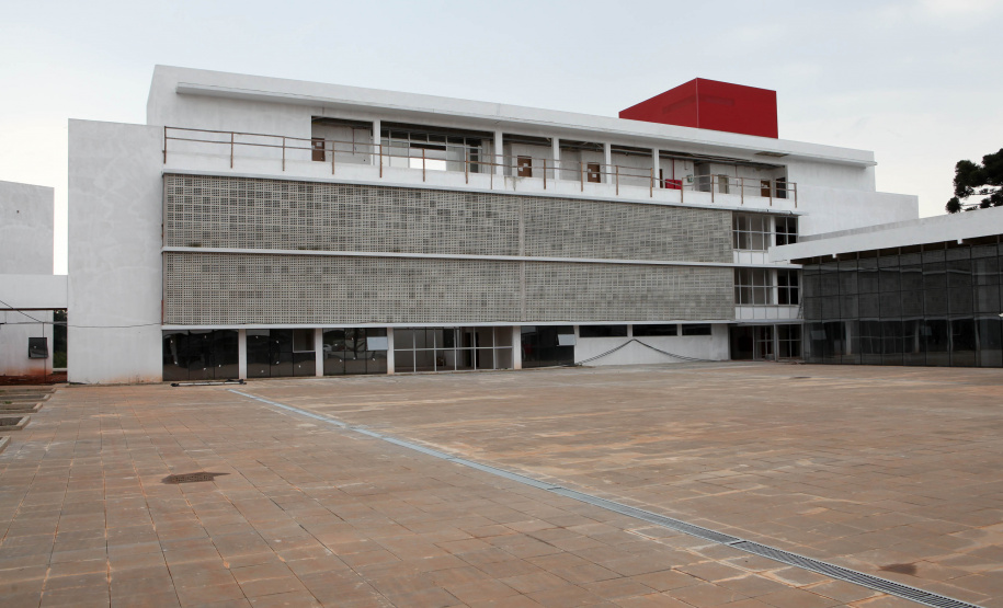 Escola O quadrado perfeito da estrutura física da Escola de Formação dos Bombeiros, tal qual um Mondrian (pintor neerlandês modernista), é o que ajuda a explicar a dimensão do projeto que está sendo executado dentro da Academia Policial Militar do Guatupê, em São José dos Pinhais, na Região Metropolitana de Curitiba. Foto: Ari dias/AEN.