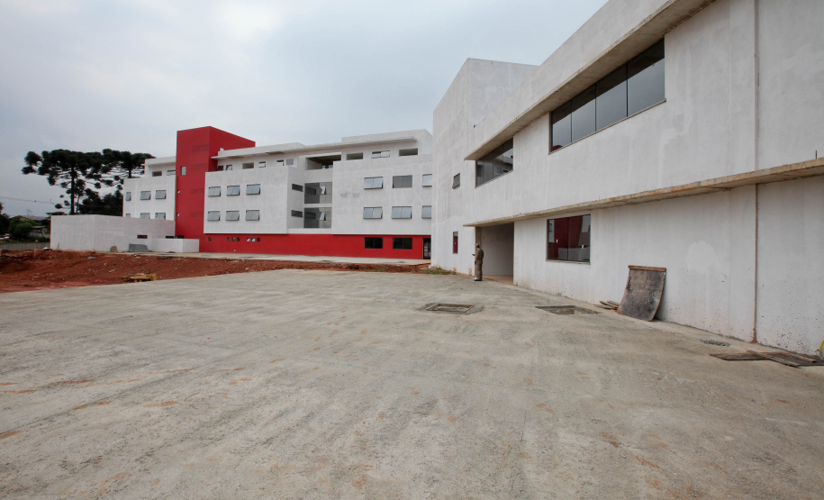 Escola O quadrado perfeito da estrutura física da Escola de Formação dos Bombeiros, tal qual um Mondrian (pintor neerlandês modernista), é o que ajuda a explicar a dimensão do projeto que está sendo executado dentro da Academia Policial Militar do Guatupê, em São José dos Pinhais, na Região Metropolitana de Curitiba. Foto: Ari dias/AEN.
