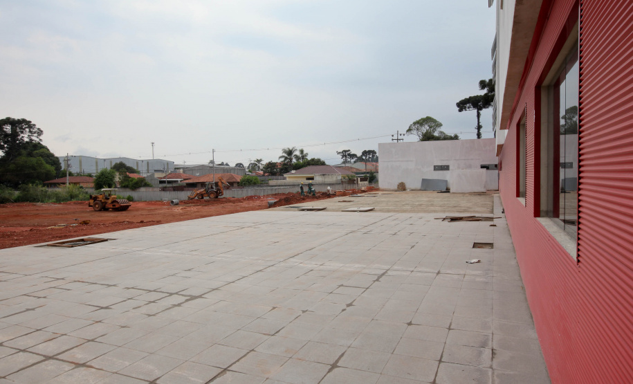 Escola O quadrado perfeito da estrutura física da Escola de Formação dos Bombeiros, tal qual um Mondrian (pintor neerlandês modernista), é o que ajuda a explicar a dimensão do projeto que está sendo executado dentro da Academia Policial Militar do Guatupê, em São José dos Pinhais, na Região Metropolitana de Curitiba. Foto: Ari dias/AEN.