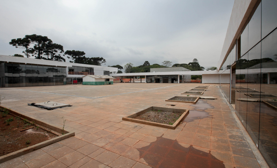Escola O quadrado perfeito da estrutura física da Escola de Formação dos Bombeiros, tal qual um Mondrian (pintor neerlandês modernista), é o que ajuda a explicar a dimensão do projeto que está sendo executado dentro da Academia Policial Militar do Guatupê, em São José dos Pinhais, na Região Metropolitana de Curitiba. Foto: Ari dias/AEN.