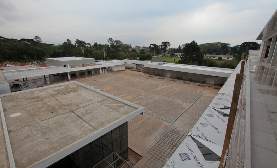 Escola O quadrado perfeito da estrutura física da Escola de Formação dos Bombeiros, tal qual um Mondrian (pintor neerlandês modernista), é o que ajuda a explicar a dimensão do projeto que está sendo executado dentro da Academia Policial Militar do Guatupê, em São José dos Pinhais, na Região Metropolitana de Curitiba. Foto: Ari dias/AEN.