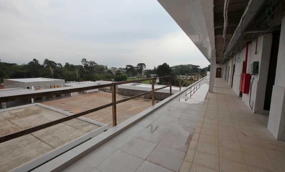 Escola O quadrado perfeito da estrutura física da Escola de Formação dos Bombeiros, tal qual um Mondrian (pintor neerlandês modernista), é o que ajuda a explicar a dimensão do projeto que está sendo executado dentro da Academia Policial Militar do Guatupê, em São José dos Pinhais, na Região Metropolitana de Curitiba. Foto: Ari dias/AEN.