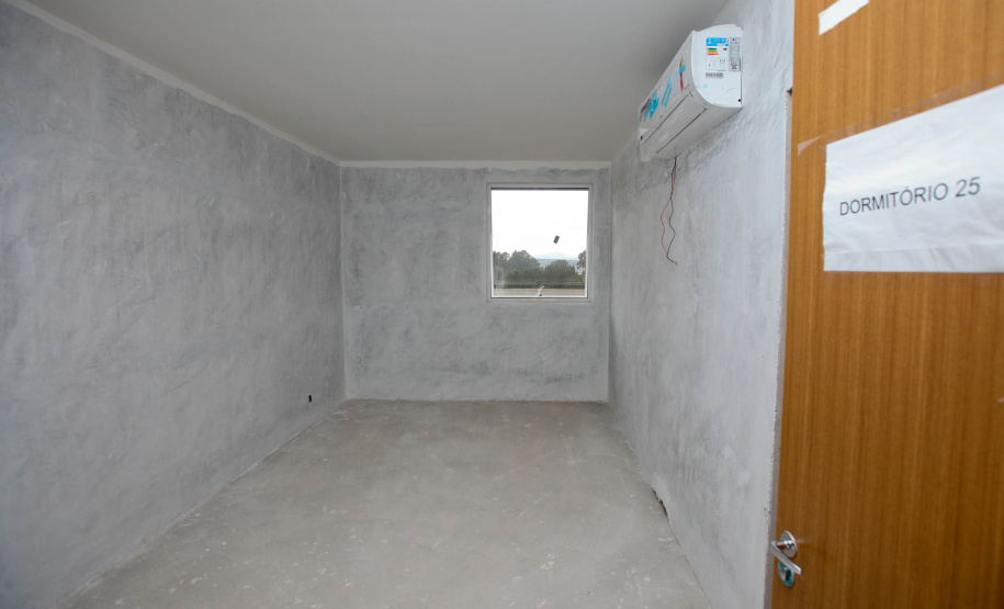 Escola O quadrado perfeito da estrutura física da Escola de Formação dos Bombeiros, tal qual um Mondrian (pintor neerlandês modernista), é o que ajuda a explicar a dimensão do projeto que está sendo executado dentro da Academia Policial Militar do Guatupê, em São José dos Pinhais, na Região Metropolitana de Curitiba. Foto: Ari dias/AEN.