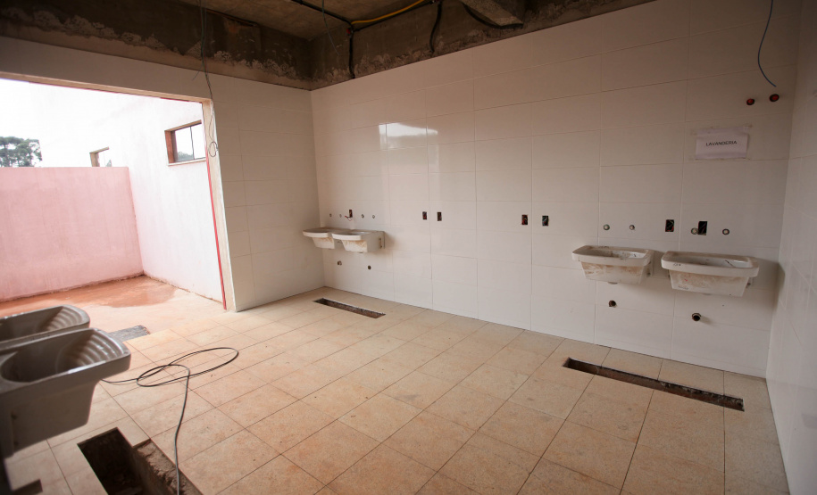 Escola O quadrado perfeito da estrutura física da Escola de Formação dos Bombeiros, tal qual um Mondrian (pintor neerlandês modernista), é o que ajuda a explicar a dimensão do projeto que está sendo executado dentro da Academia Policial Militar do Guatupê, em São José dos Pinhais, na Região Metropolitana de Curitiba. Foto: Ari dias/AEN.