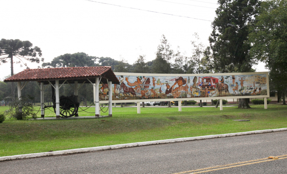 Escola O quadrado perfeito da estrutura física da Escola de Formação dos Bombeiros, tal qual um Mondrian (pintor neerlandês modernista), é o que ajuda a explicar a dimensão do projeto que está sendo executado dentro da Academia Policial Militar do Guatupê, em São José dos Pinhais, na Região Metropolitana de Curitiba. Foto: Ari dias/AEN.