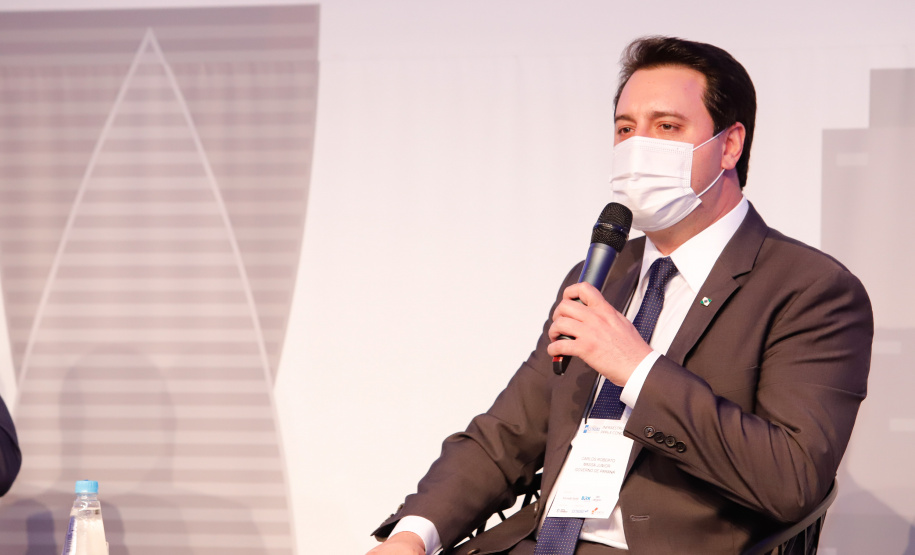 O governador Carlos Massa Ratinho Junior apresentou nesta quarta-feira (28), em São Paulo, durante a conferência Infraestrutura, PPP’s e Concessões, oportunidades para investimentos de grupos privados no Paraná. Ele fez também um balanço da situação econômica do Estado e ressaltou a necessidade de parcerias para alavancar a retomada após a crise causada pela pandemia do novo coronavírus.