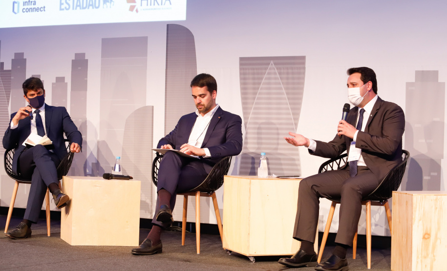 O governador Carlos Massa Ratinho Junior apresentou nesta quarta-feira (28), em São Paulo, durante a conferência Infraestrutura, PPP’s e Concessões, oportunidades para investimentos de grupos privados no Paraná. Ele fez também um balanço da situação econômica do Estado e ressaltou a necessidade de parcerias para alavancar a retomada após a crise causada pela pandemia do novo coronavírus.