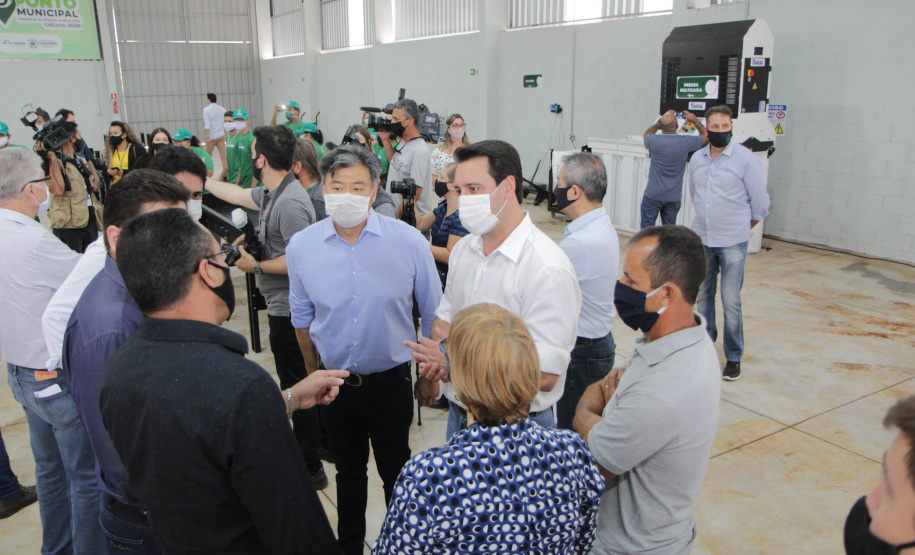 O governador também participou na inauguração do Ecoponto do bairro Cascavel Velho. Essa é uma unidade de triagem e processamento de materiais recicláveis, contemplada em um convênio da prefeitura de Cascavel com a Itaipu Binacional, que pretende descentralizar as atividades de reciclagem e proporcionar melhores condições aos trabalhadores organizados em cooperativas. O investimento foi de R$ 927 mil, sendo 75% custeado pela usina.