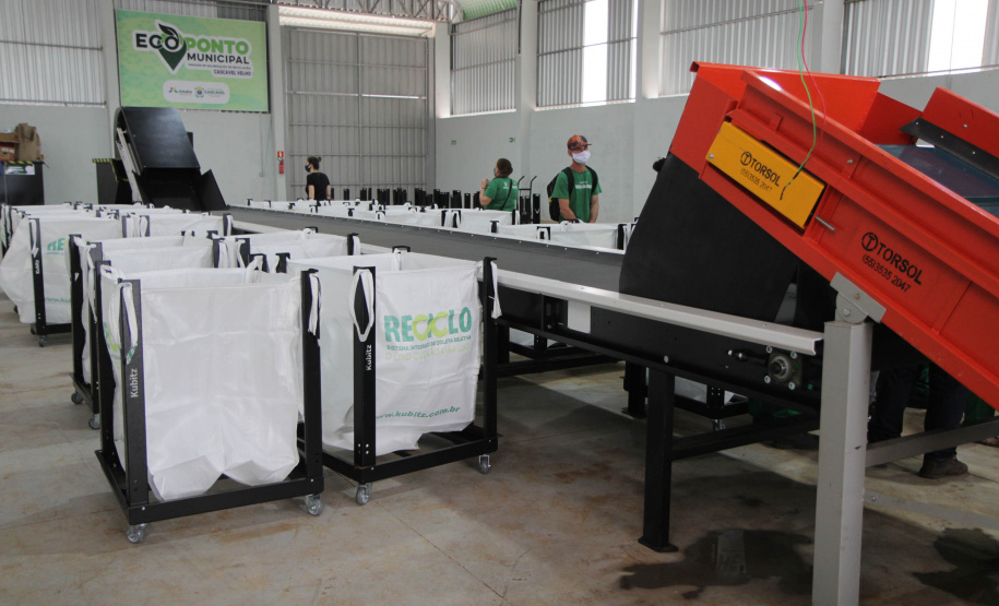 O governador também participou na inauguração do Ecoponto do bairro Cascavel Velho. Essa é uma unidade de triagem e processamento de materiais recicláveis, contemplada em um convênio da prefeitura de Cascavel com a Itaipu Binacional, que pretende descentralizar as atividades de reciclagem e proporcionar melhores condições aos trabalhadores organizados em cooperativas. O investimento foi de R$ 927 mil, sendo 75% custeado pela usina.