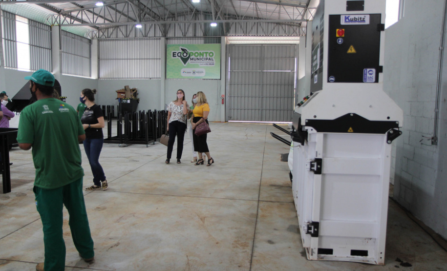 O governador também participou na inauguração do Ecoponto do bairro Cascavel Velho. Essa é uma unidade de triagem e processamento de materiais recicláveis, contemplada em um convênio da prefeitura de Cascavel com a Itaipu Binacional, que pretende descentralizar as atividades de reciclagem e proporcionar melhores condições aos trabalhadores organizados em cooperativas. O investimento foi de R$ 927 mil, sendo 75% custeado pela usina.